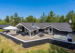 Skønt aktivitetshus med udespa, sauna og spabad i Blåvand. Kat. nr.:  60353, Søren Gades Mark 30B;