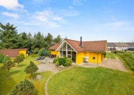 Ferienhaus mit Whirlpool und Sauna – in zentraler Lage in Blåvand