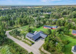 Moderne feriehus med udespa, sauna, billard og fitnessrum