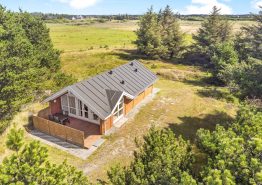 Hyggeligt sommerhus til 4 personer – kun 400 meter fra stranden