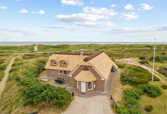 Reetdachhaus mit Pool und Sauna in Blåvand