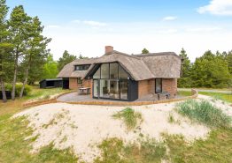 Helles, modernes Reetdachhaus mit Sauna – 8 Personen