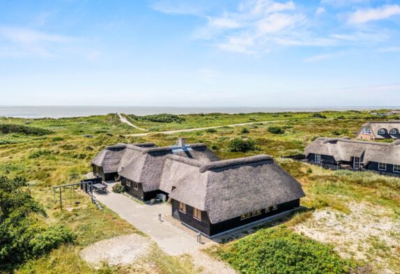 Skønt sommerhus med pool, spa og sauna – 100 meter fra stranden