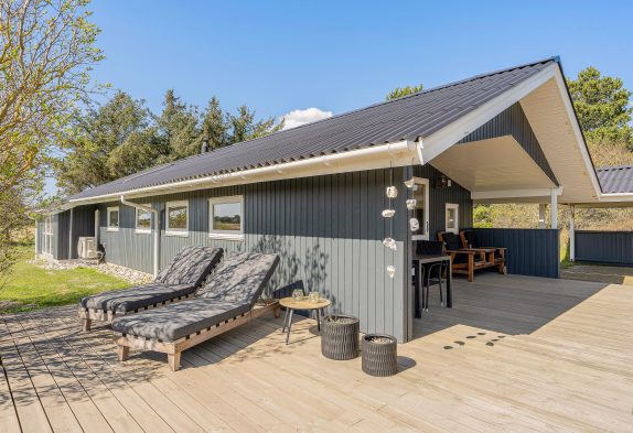 Hyggeligt sommerhus med brændeovn til 4 personer i Blåvand