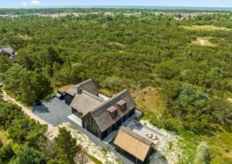 Stråtækt luksushus i Blåvand i naturskønne omgivelser med pool