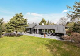 Skønt, lyst feriehus med brændeovn kun 700 meter fra stranden. Kat. nr.:  60412, Grønnevænget 27;