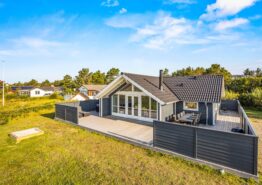 Hyggeligt sommerhus med spabad og sauna i Blåvand