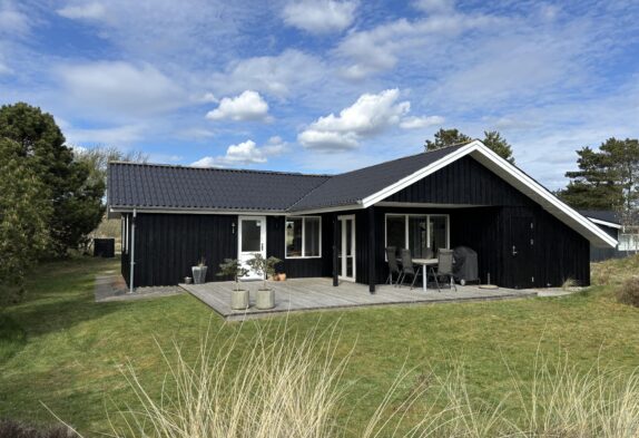 Hyggeligt sommerhus med brændeovn til 6 personer i Blåvand