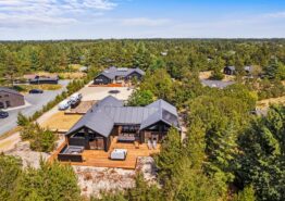 Moderne sommerhus med swimmingpool og udespa