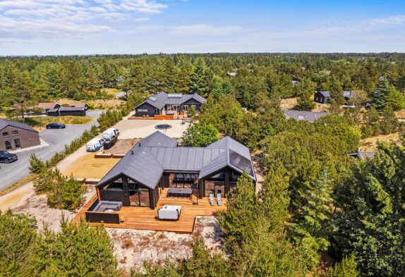 Modernes Ferienhaus mit Pool, Außenwhirlpool und Billardtisch