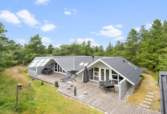 Hyggeligt sommerhus med brændeovn på naturgrund