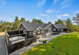 Moderne poolhus med 5 badeværelser i Blåvand