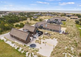 Strandnahes Poolhaus mit Outdoor-Wellnessbereich