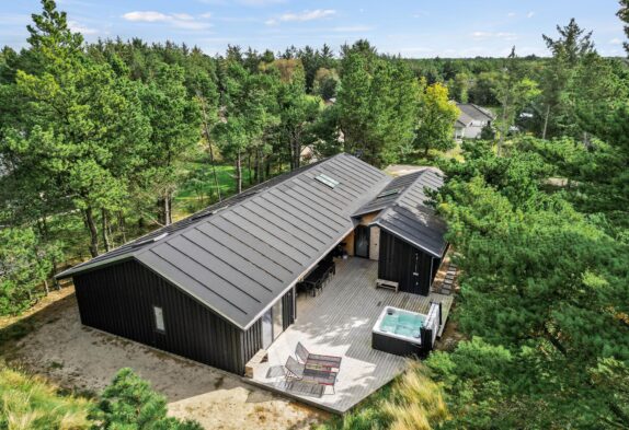 Modernes Ferienhaus für 10 Personen mit Pool und Outdoor-Sauna