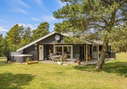 Klassisk sommerhus med udendørs spa og brændeovn