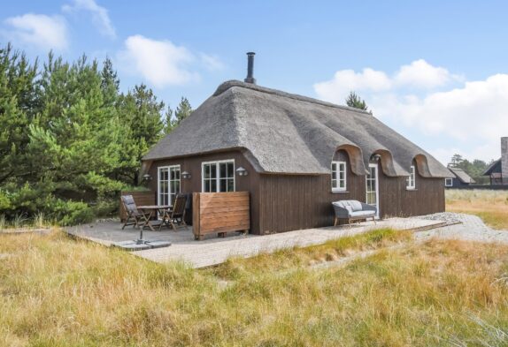 Lækkert stråtækt sommerhus i naturskønne omgivelser nær Blåvand