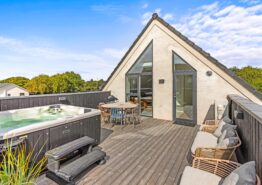 Moderne feriehus med udespa og afskærmet terrasse. Kat. nr.:  60512, Blåvandvej 61B;