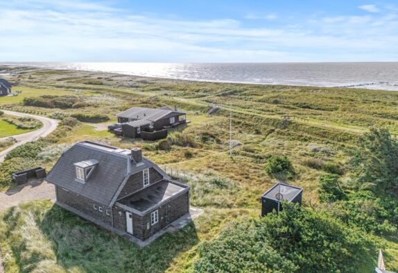 Arkitekttegnet feriehus på naturgrund ved 1. række mod havet