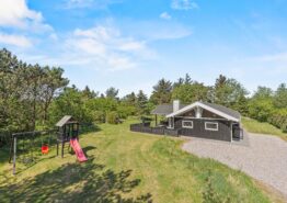 Attraktives Poolhaus mit beeindruckender Terrasse – nur wenige Minuten vom Zentrum von Blåvand entfernt. Kat. nr.:  60528, Vandflodvej 11;