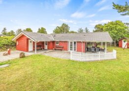 Velholdt rødt træhus med spa og sauna og dejligt udeareal. Kat. nr.:  60532, Stæhrsvej 1B;