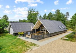 Renoveret feriehus i klassisk stil på stor naturgrund. Kat. nr.:  60534, Bakkedraget 11;