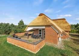 Hyggelig stråtækt feriebolig tæt på by og strand. Kat. nr.:  60554, Kollemarken 52