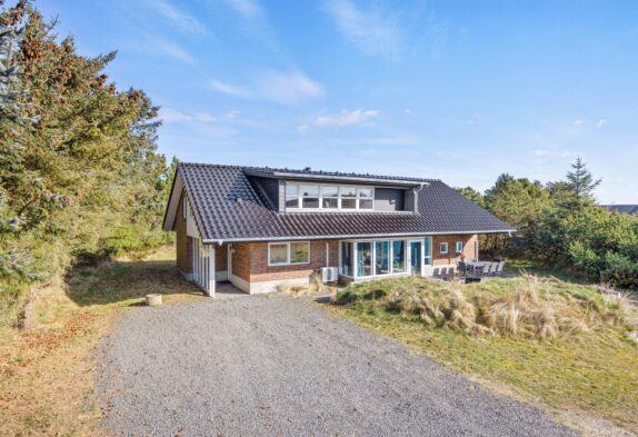 Zweistöckiges Poolhaus dicht an der Nordsee