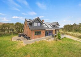 Stort aktivitetshus med 300 meter til Vesterhavet. Kat. nr.:  60562, Kringsvej 7;