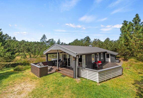 Fint sommerhus på afskærmet naturgrund – to hunde