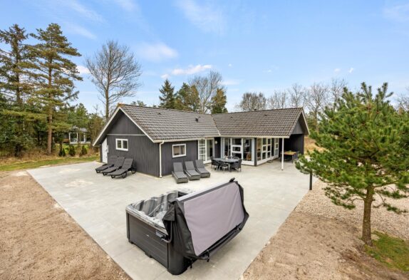Nydeligt sommerhus med stor have og vildmarksbad