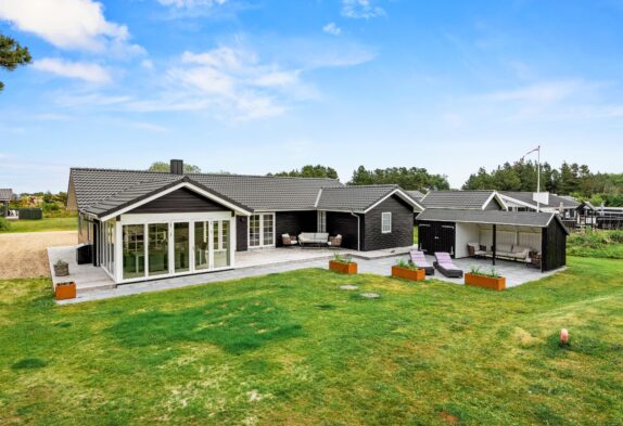 Lyst sommerhus til 10 personer med spa og sauna