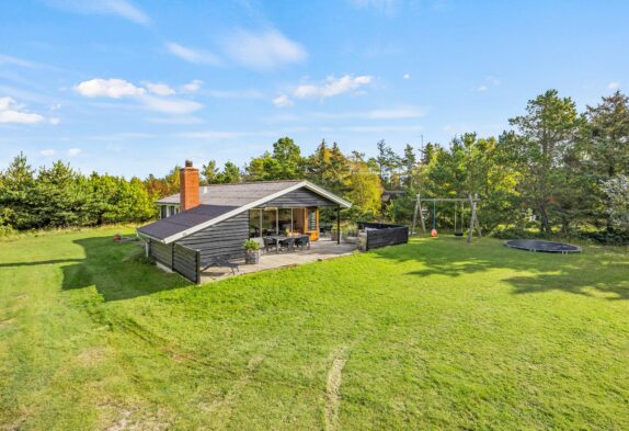Lyst og familievenligt sommerhus med have og trampolin