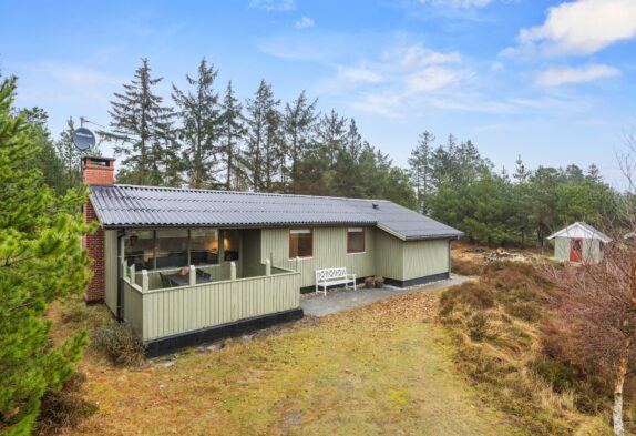 Klassisk sommerhus med brændeovn og lukket terrasse