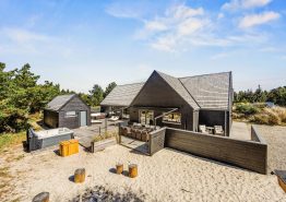 Luksuriøst aktivitetshus med udendørs spa og strand i gåafstand. Kat. nr.:  60658, Møllehusvej 41A;