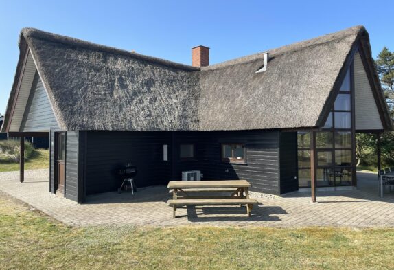 Geschmackvoll eingerichtetes Ferienhaus mit Spa und Holzofen