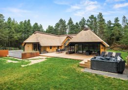 Stort, skønt sommerhus med pool og brændeovn i Blåvand. Kat. nr.:  60693, Per Knoldsvej 28D;