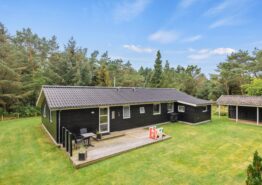 Klassisk sommerhus med brændeovn på lukket grund i Blåvand. Kat. nr.:  60700, Fynsland 17;