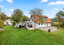 Schönes Ferienhaus mit Außen-Spa, Außen-Dusche und Aktivitätsraum in Blåvand. Kat. nr.:  60705, Nordkrogen 9;