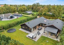Sommerhusidyl i hjertet af Blåvand i moderne 10 personers hus. Kat. nr.:  60706, Lyngsletten 31;
