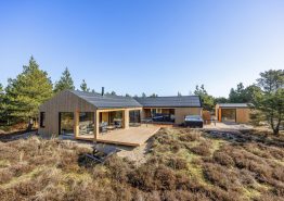 Drømme-sommerhus i Blåvand med udendørs sauna, spabad og bruser samt brændeovn. Kat. nr.:  60711, Søren Gades Mark 25;