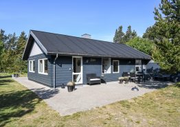 Flot energivenligt feriehus på lækker naturgrund