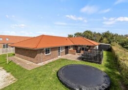 Stort feriehus i Ho med aktivitetshus og udepa. Kat. nr.:  61007, Homarken 15;