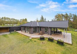 Modernes Ferienhaus mit Whirlpool auf abgeschirmten Naturgrundstück
