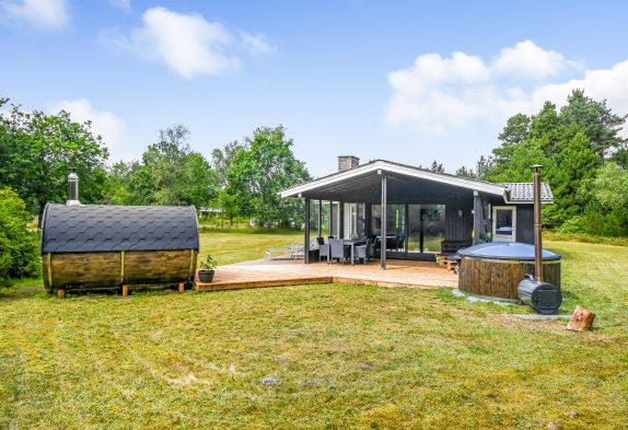 Ferienhaus mit Sauna und Badetonne auf großem Naturgrundstück