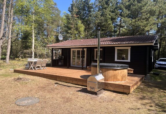 Rustikt sommerhus med flot terrasse og vildmarksbad