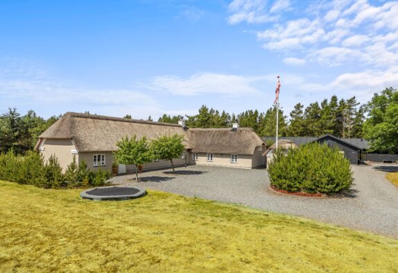 Firestjernet sommerhus med udespa og sauna i Blåvand