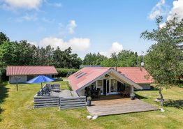 Firestjernet sommerhus med brændeovn og skøn udsigt i Ho