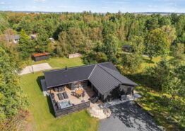 8-personers aktivitetshus med beachvolleybane i Ho. Kat. nr.:  61098, Almosetoften 7;