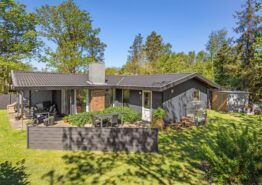 Charmerende feriehus med bålsted og legehus. Kat. nr.:  61127, Fyrrevænget 29;