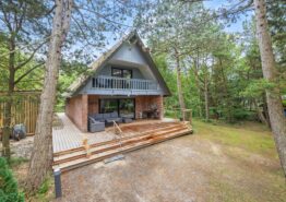 Feriehus i to-plan beliggende på afskærmet naturgrund. Kat. nr.:  61130, Nørballevej 63;